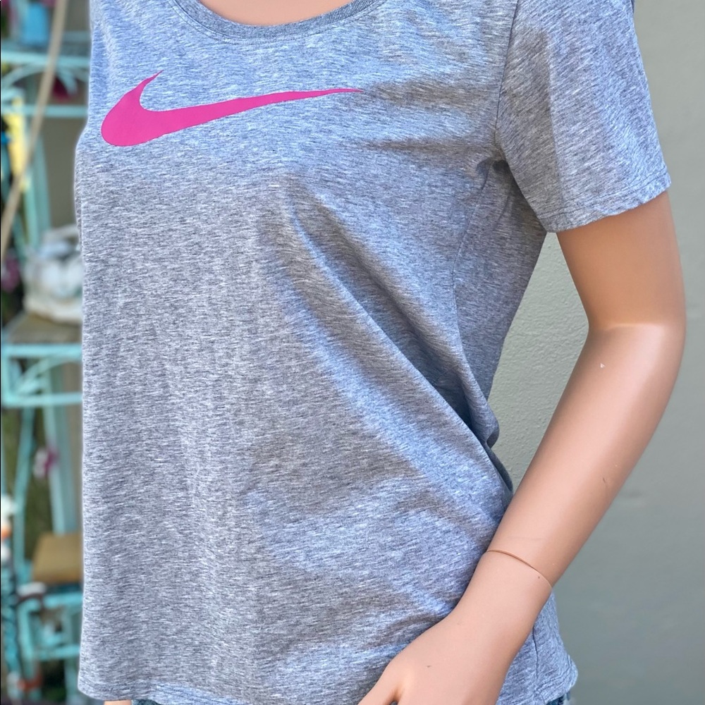 “THE NIKE TEE” DRI-FIT Athletic Cut Scoop T-shirt - Picture 12 of 14